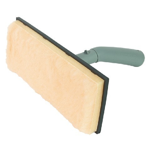 Пад Pentrilo для нанесения материалов на древесину 225 x 85 мм.  Пад для нанесения материалов на древесину 225 x 85 мм. Для обработки дерева пропитывающими составами, позволяет избежать нанесения чрезмерного количества и не создает пену, коническая резьба для использования с телескопическим удлинителем, закреплен на поролоновой основе для мягкости при использовании, акриловый длинный ворс. Арт. 13290