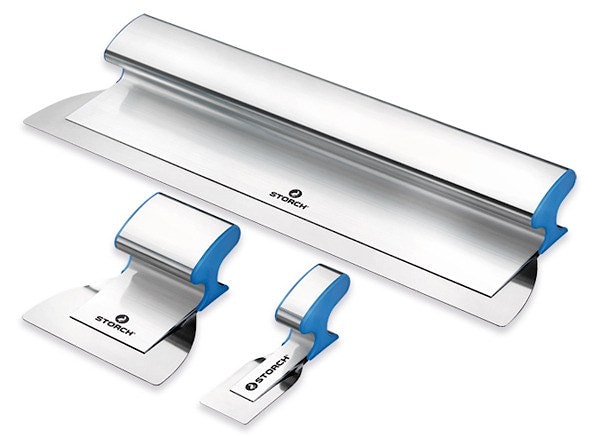 Профессиональный шпатель STORCH Flachenspachtel Flexogrip AluSTAR. Ширина: 5 см. Эластичное лезвие из высоколегированной нержавеющей стали 0,3 мм со скругленными краями. Дополнительно покупаются: сменные рабочие лезвия (0,5 мм с прямыми краями). Арт.: 32 62 05.